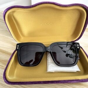 Like New black and gold Gucci wayfarer sunglasses - with case and lens cloth